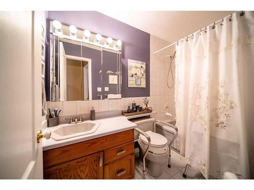 1942 8 Avenue, Wainwright, AB - Indoor Photo Showing Bathroom