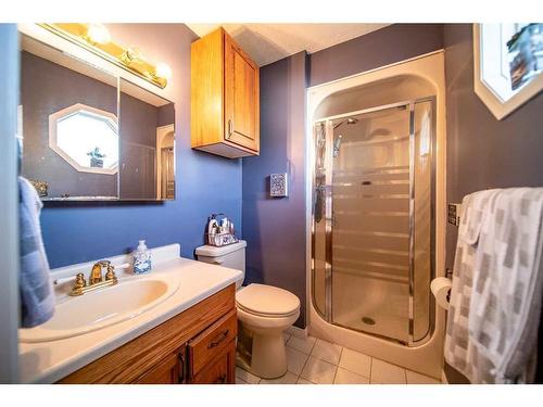 1942 8 Avenue, Wainwright, AB - Indoor Photo Showing Bathroom