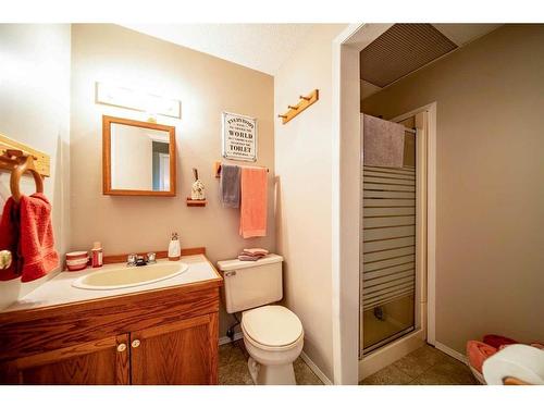 1942 8 Avenue, Wainwright, AB - Indoor Photo Showing Bathroom