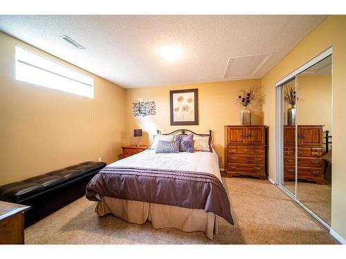 1942 8 Avenue, Wainwright, AB - Indoor Photo Showing Bedroom