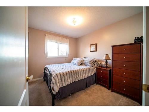 1942 8 Avenue, Wainwright, AB - Indoor Photo Showing Bedroom