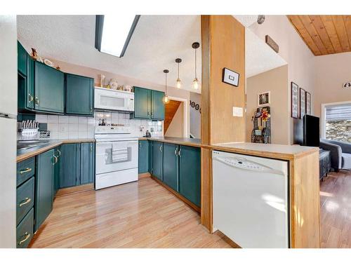 5702 31 Street, Lloydminster, AB - Indoor Photo Showing Kitchen