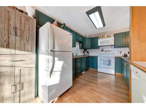 5702 31 Street, Lloydminster, AB - Indoor Photo Showing Kitchen