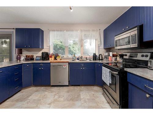 5316 34 Street, Lloydminster, AB - Indoor Photo Showing Kitchen With Double Sink