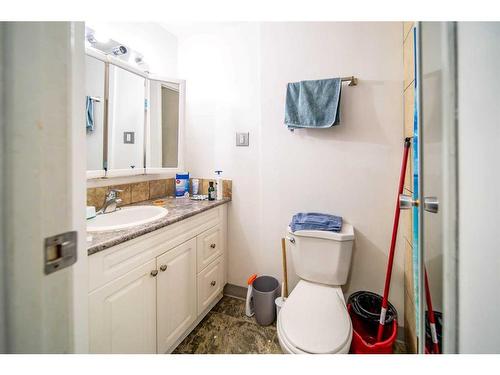 529 6 Avenue, Wainwright, AB - Indoor Photo Showing Bathroom