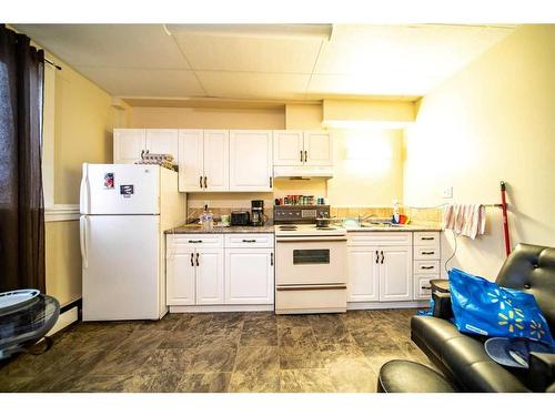 529 6 Avenue, Wainwright, AB - Indoor Photo Showing Kitchen