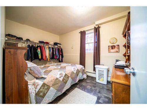 529 6 Avenue, Wainwright, AB - Indoor Photo Showing Bedroom