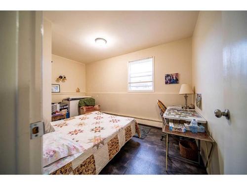 529 6 Avenue, Wainwright, AB - Indoor Photo Showing Bedroom