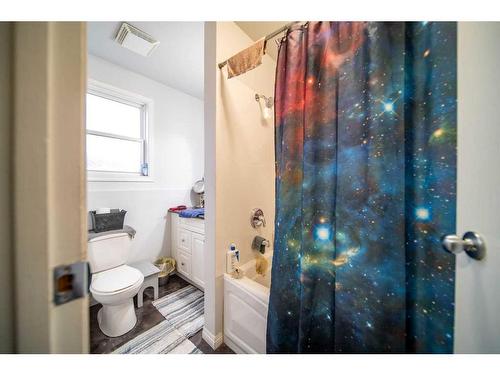 529 6 Avenue, Wainwright, AB - Indoor Photo Showing Bathroom