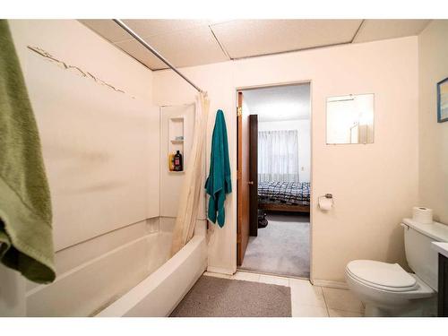 529 6 Avenue, Wainwright, AB - Indoor Photo Showing Bathroom