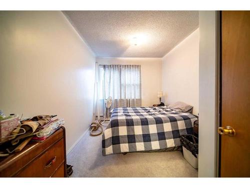 529 6 Avenue, Wainwright, AB - Indoor Photo Showing Bedroom