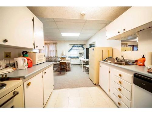 529 6 Avenue, Wainwright, AB - Indoor Photo Showing Kitchen With Double Sink