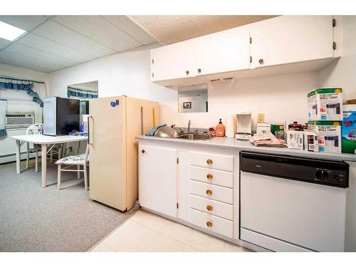 529 6 Avenue, Wainwright, AB - Indoor Photo Showing Kitchen With Double Sink