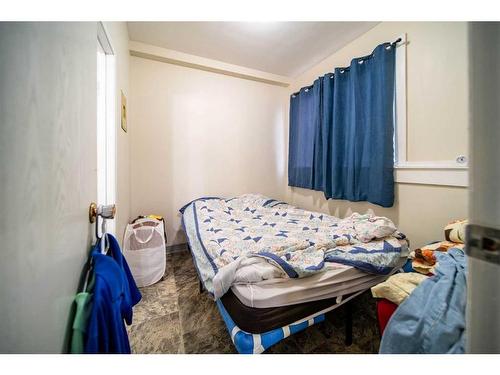 529 6 Avenue, Wainwright, AB - Indoor Photo Showing Bedroom