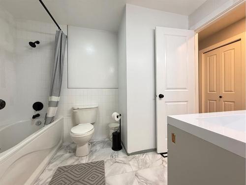 3705 57 Avenue, Lloydminster, AB - Indoor Photo Showing Bathroom