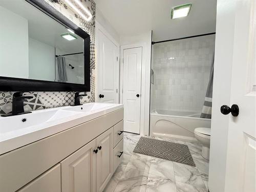 3705 57 Avenue, Lloydminster, AB - Indoor Photo Showing Bathroom