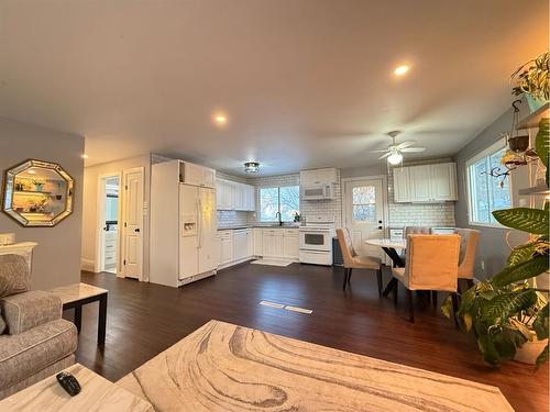 3705 57 Avenue, Lloydminster, AB - Indoor Photo Showing Living Room