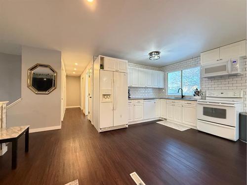 3705 57 Avenue, Lloydminster, AB - Indoor Photo Showing Kitchen