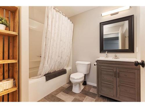 3317 41 Avenue, Lloydminster, SK - Indoor Photo Showing Bathroom