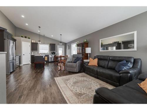 3317 41 Avenue, Lloydminster, SK - Indoor Photo Showing Living Room