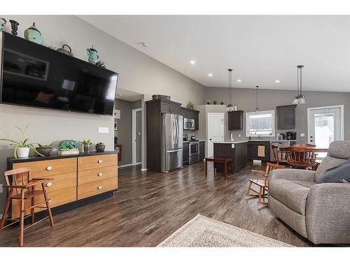 3317 41 Avenue, Lloydminster, SK - Indoor Photo Showing Living Room