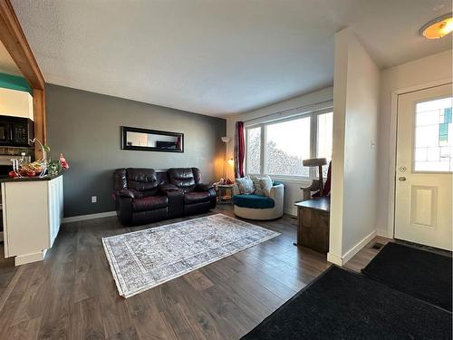 407 Pine Avenue, Maidstone, SK - Indoor Photo Showing Living Room