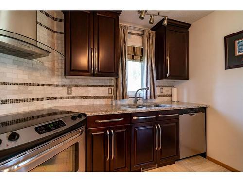 1021 20 Street Crescent, Wainwright, AB - Indoor Photo Showing Kitchen With Double Sink