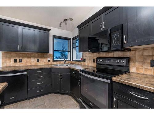 6707 39A Street, Lloydminster, AB - Indoor Photo Showing Kitchen With Double Sink