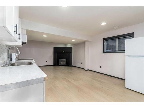 6707 39A Street, Lloydminster, AB - Indoor Photo Showing Kitchen