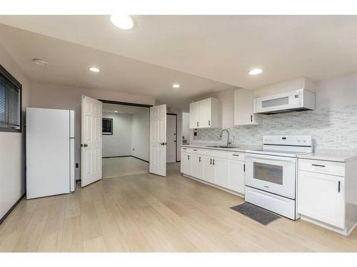 6707 39A Street, Lloydminster, AB - Indoor Photo Showing Kitchen