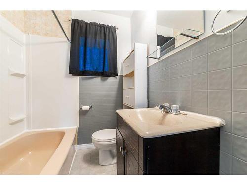 5603 50 Street, Lloydminster, AB - Indoor Photo Showing Bathroom