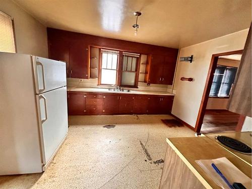 822 5 Avenue, Wainwright, AB - Indoor Photo Showing Kitchen