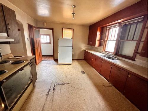 822 5 Avenue, Wainwright, AB - Indoor Photo Showing Kitchen With Double Sink