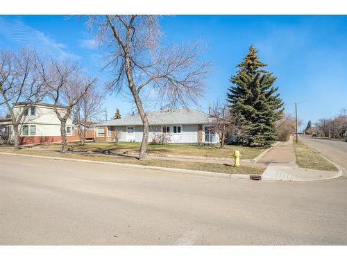 4802 46 Street, Lloydminster, SK - Outdoor