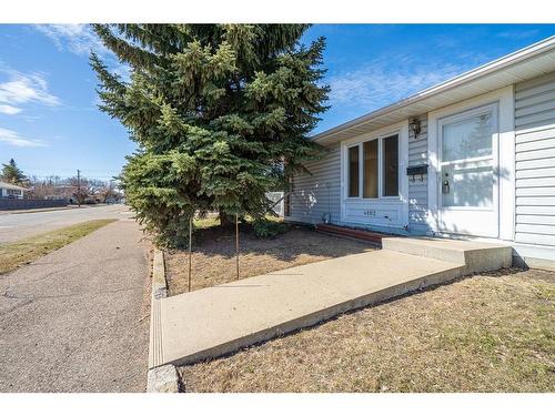 4802 46 Street, Lloydminster, SK - Outdoor