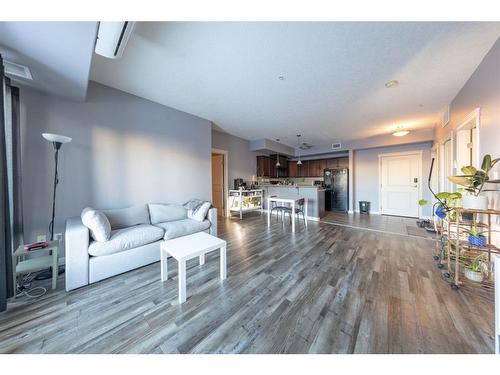 121-4102 69 Avenue, Lloydminster, AB - Indoor Photo Showing Living Room