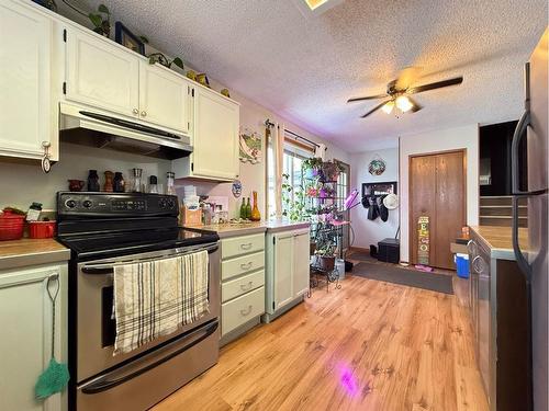 5709 40 Street, Lloydminster, AB - Indoor Photo Showing Kitchen