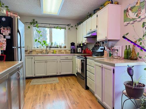 5709 40 Street, Lloydminster, AB - Indoor Photo Showing Kitchen