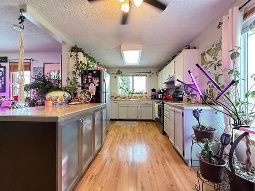 5709 40 Street, Lloydminster, AB - Indoor Photo Showing Kitchen