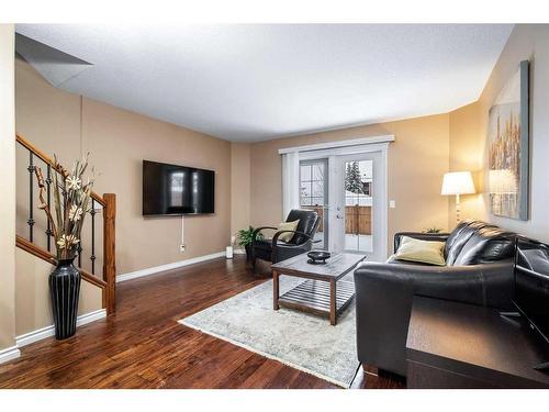 7-5118 34 Street, Lloydminster, AB - Indoor Photo Showing Living Room