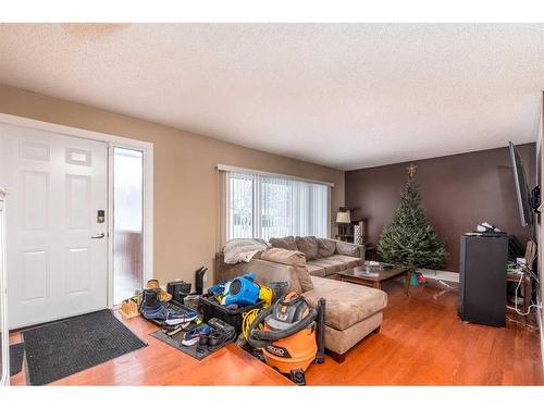 4725 29 Street, Lloydminster, SK - Indoor Photo Showing Living Room