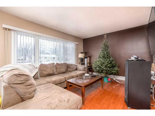 4725 29 Street, Lloydminster, SK - Indoor Photo Showing Living Room