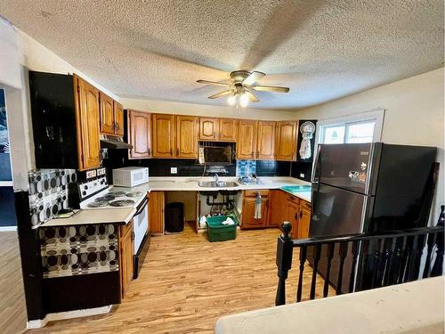 1133 8 Avenue, Wainwright, AB - Indoor Photo Showing Kitchen