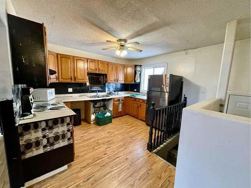 1133 8 Avenue, Wainwright, AB - Indoor Photo Showing Kitchen