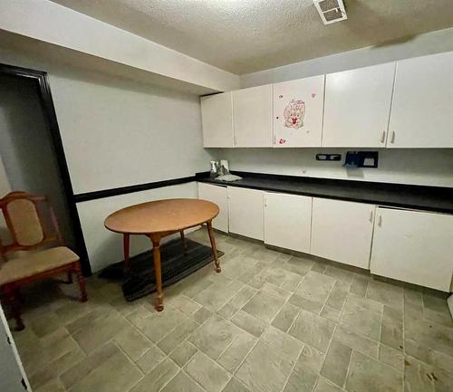 1133 8 Avenue, Wainwright, AB - Indoor Photo Showing Kitchen