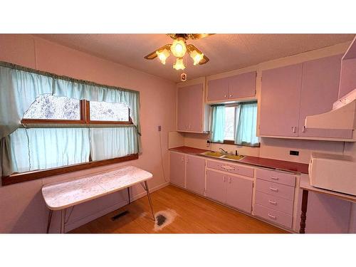 1029 8 Avenue, Wainwright, AB - Indoor Photo Showing Kitchen