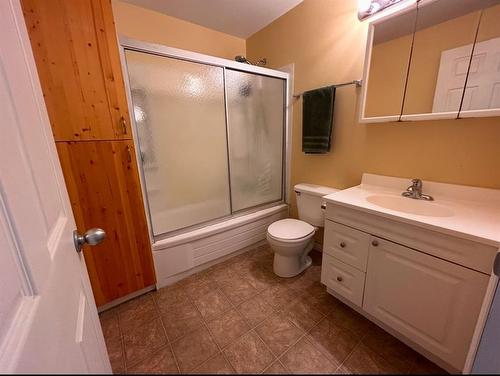 1306 15 Street, Wainwright, AB - Indoor Photo Showing Bathroom