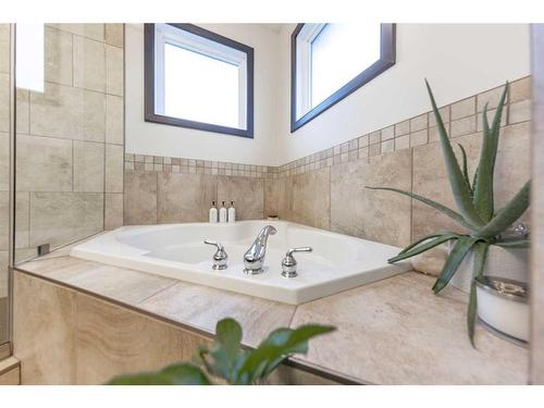 1604 52B Avenue Close, Lloydminster, AB - Indoor Photo Showing Bathroom