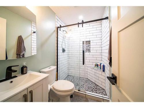 1929 5 Avenue, Wainwright, AB - Indoor Photo Showing Bathroom