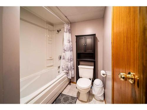 1929 5 Avenue, Wainwright, AB - Indoor Photo Showing Bathroom